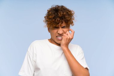 Beyaz gömlek li genç afro-amerikan adam sinirli ve korkmuş