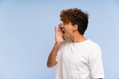 Ağzı tamamen açık bağıran beyaz gömlekli genç afro-amerikan adam