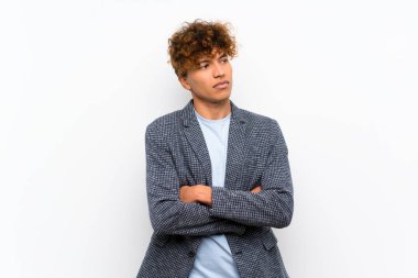 Izole beyaz duvar portresi üzerinde Moda afrikalı Amerikalı adam
