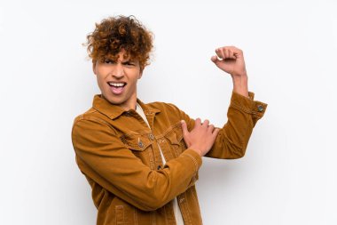 Izole beyaz duvar üzerinde güçlü jest yapan genç Afrikalı-Amerikalı adam