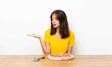 Avuç içinde hayali bir pizza tutan bir pizza ile Kafkas kız
