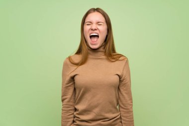 Ağzı tamamen açık ön bağıran boğazlı kazak ile genç kadın