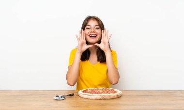 Ağzı açık diye bağıran pizzalı beyaz kız