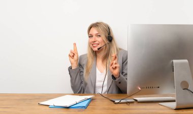 Parmakları kesişen kulaklıkla çalışan genç kadın