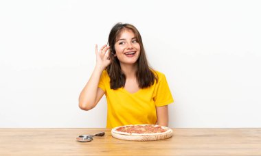 Bir şey dinlerken pizza ile Kafkas kız