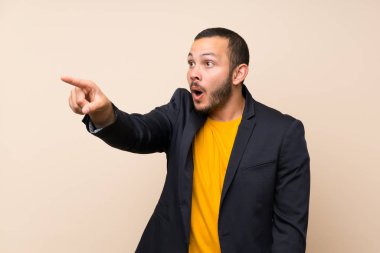 Izole arka plan üzerinde Kolombiyalı adam uzağa işaret