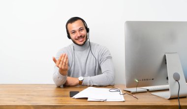 Telemarketer Kolombiyalı adam el ile gelmeye davet ediyor. Geldiğin için mutluyum.