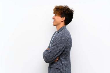 Yanal pozisyonda izole beyaz duvar üzerinde Moda afro-amerikan adam