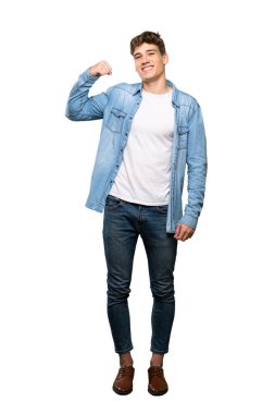 İzole beyaz arka plan üzerinde güçlü jest yapan yakışıklı bir genç adam tam uzunlukta bir çekim