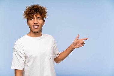 Beyaz gömlekli genç afro-amerikan adam yan parmak işaret
