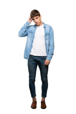 İzole beyaz arka plan üzerinde şüpheleri olan yakışıklı bir genç adamın tam uzunlukta bir çekim