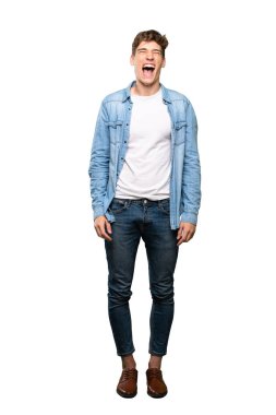 Izole beyaz arka plan üzerinde ağzı tamamen açık ön bağıran yakışıklı bir genç adam tam uzunlukta bir çekim