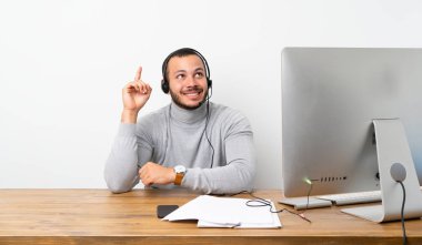 Telemarketer Kolombiyalı adam bir parmak kaldırırken çözüm gerçekleştirmek niyetinde