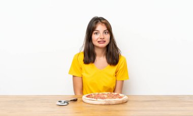 Şüpheleri olan ve yüz ifadesini karıştıran bir pizza ile Kafkas kız