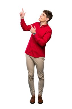İzparmağıyla izole beyaz arka plan üzerinde harika bir fikir gösteren yakışıklı bir genç adamın tam uzunlukta bir çekim