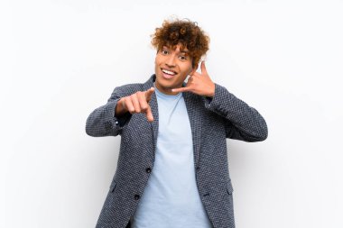 Izole beyaz duvar üzerinde Moda afro-amerikan adam telefon jest yapma ve ön işaret