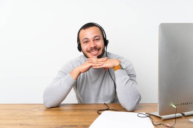 Bir ofiste çalışan telemarketer Kolombiyalı adam