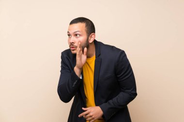 Kolombiyalı adam izole arka plan üzerinde bir şey fısıldıyor