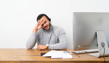 Yorgun ve hasta ifadesi ile telemarketer Kolombiyalı adam