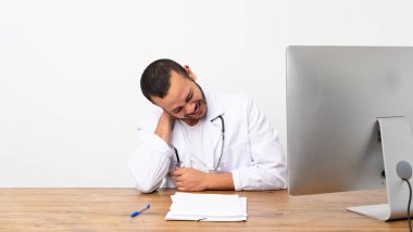 Boyun ağrısı ile Doktor Kolombiyalı adam