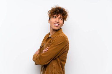 Genç afro-amerikan adam izole beyaz duvar üzerinde gülüyor