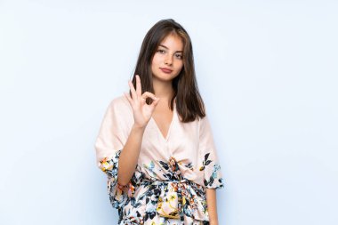 Izole mavi arka plan üzerinde kimono ile Kafkas kız parmakları ile ok işareti gösteren