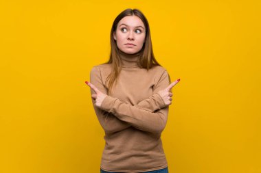 Renkli arka plan üzerinde genç kadın şüpheleri olan laterals işaret