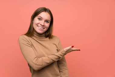 Renkli arka plan üzerinde genç kadın gelmeye davet için elleri yana uzatarak