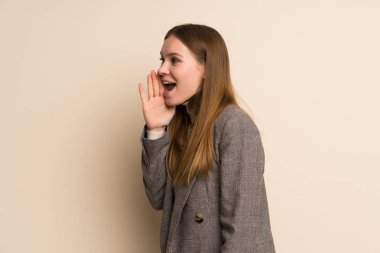 Genç iş kadını lateral ağzı geniş açık bağırarak