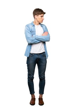 İzole beyaz arka plan üzerinde yakışıklı bir genç adam portre tam uzunlukta bir çekim