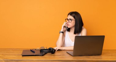 Bir ofiste iş kadın cep telefonu ile bir konuşma tutarak