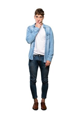 Yakışıklı bir genç adam tam uzunlukta bir çekim şaşırttı ve şok izole beyaz arka plan üzerinde bakarken