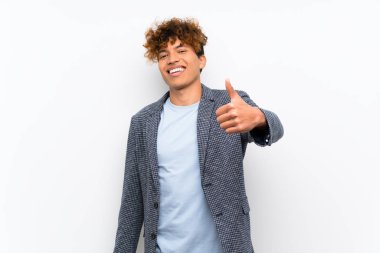 İyi bir şey oldu çünkü başparmak ile izole beyaz duvar üzerinde Moda afrikalı Amerikalı adam