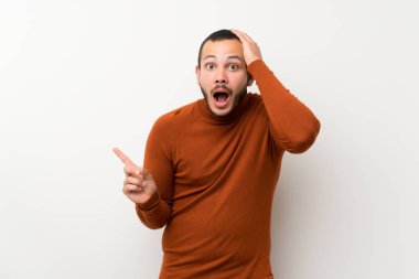 Boğazlı kazak ile Kolombiyalı adam şaşırttı ve yan parmak işaret