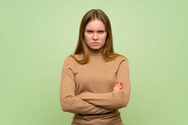 Boğazlı kazak ile genç kadın üzgün duygu