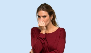 Sarışın kadın izole mavi arka plan üzerinde şüpheleri olan