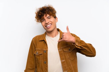 Izole beyaz duvar üzerinde telefon jestyapma genç afrikalı Amerikalı adam