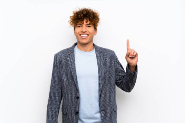 Izole beyaz duvar üzerinde Moda afro-amerikan adam gösteren ve en iyi işareti bir parmak kaldırma