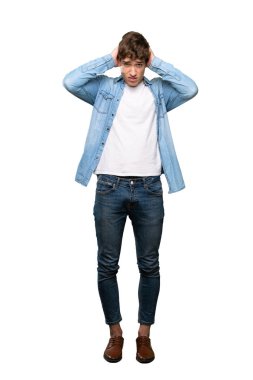 Yakışıklı bir genç adam tam uzunlukta bir çekim sinirli ve izole beyaz arka plan üzerinde baş ellerini alır