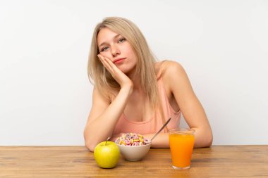 Genç sarışın kadın kahvaltı mutsuz ve sinirli olan