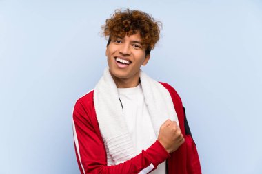 Genç spor African Amerikan adam kutluyor bir Victory