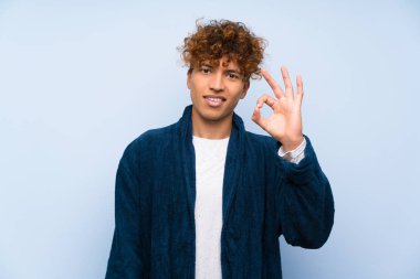 Pijama genç afro-amerikan adam parmakları ile ok işareti gösteren