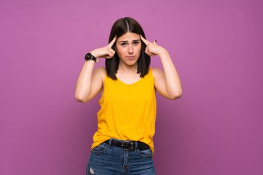 Şüpheve düşünme sahip izole mor duvar üzerinde genç kadın