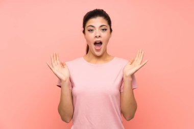 Yüzünde sürpriz bir ifade olan pembe bir geçmişi olan genç kız.