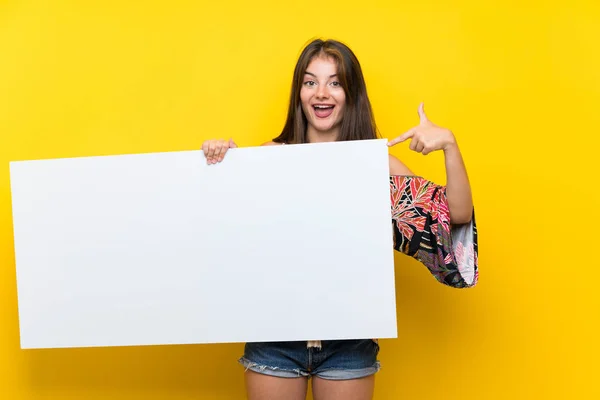 Menina Caucasiana Vestido Colorido Sobre Fundo Amarelo Isolado Segurando Cartaz — Fotografia de Stock