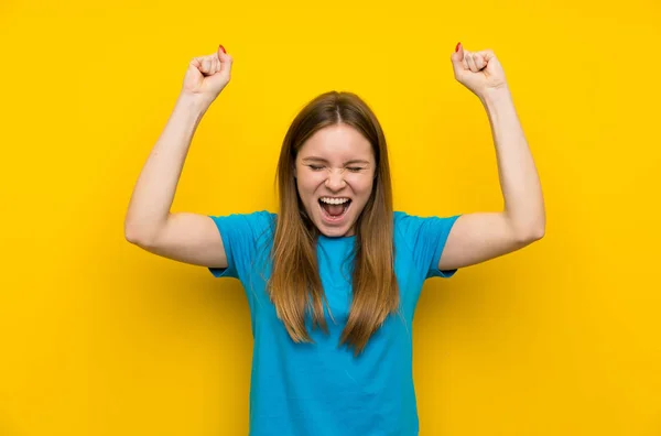 Jeune Femme Avec Chemise Bleue Célébrant Une Victoire — Photo