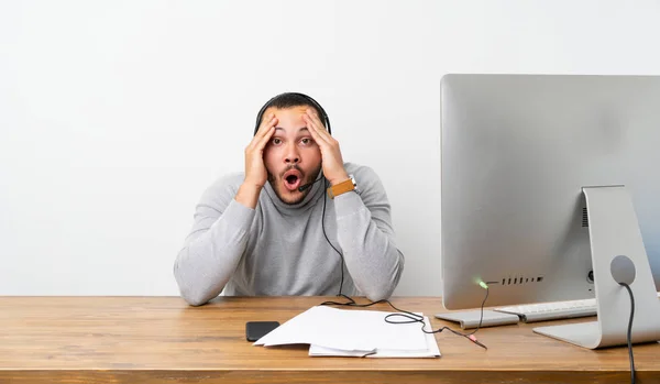 Telemarketer Colombian Man Surprise Expression — Stock Photo, Image