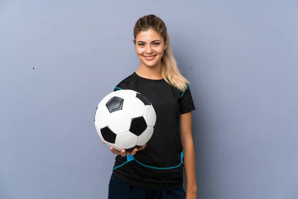Blondynka Piłkarz Nastolatek Dziewczyna Szarej Ścianie — Zdjęcie stockowe