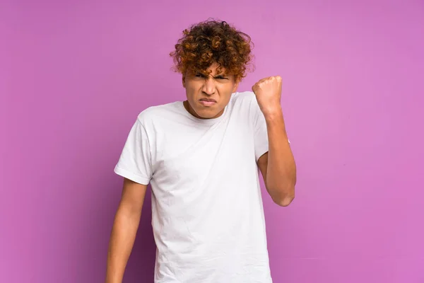 Jovem Homem Afro Americano Sobre Muro Roxo Isolado Com Gesto — Fotografia de Stock