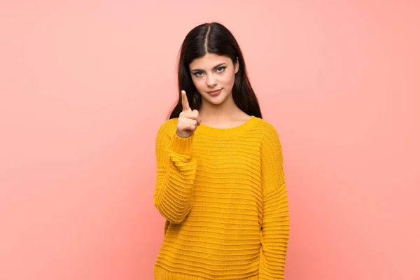 Tinédzser Lány Elszigetelt Rózsaszín Fal Frusztrált Rámutatva Hogy Első — Stock Fotó